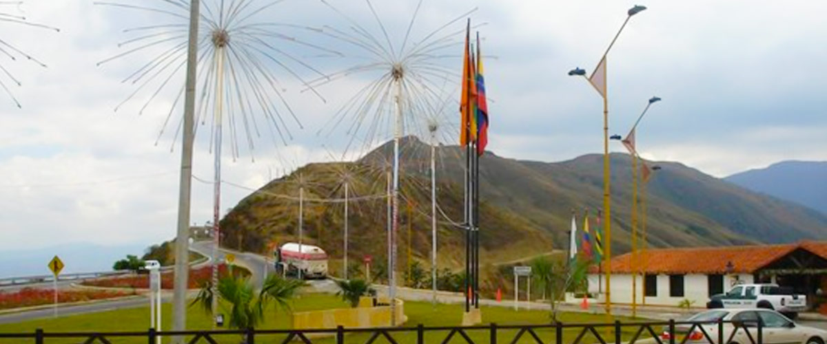 plazoleta de banderas en el parque nacional de chicamocha
